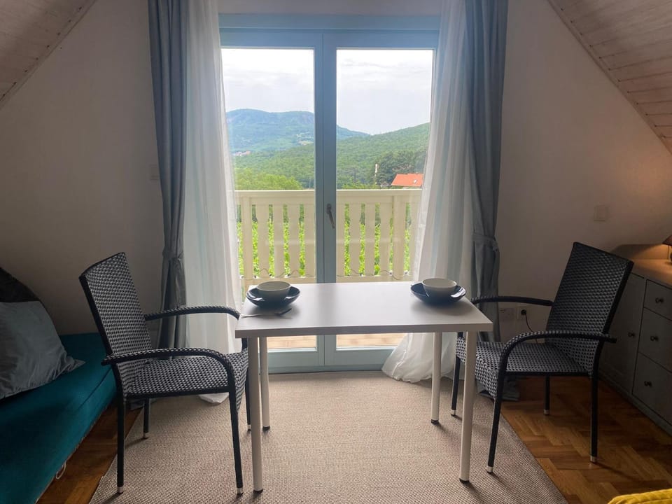 View (from property/room), Living room, Seating area, Dining area, Mountain view