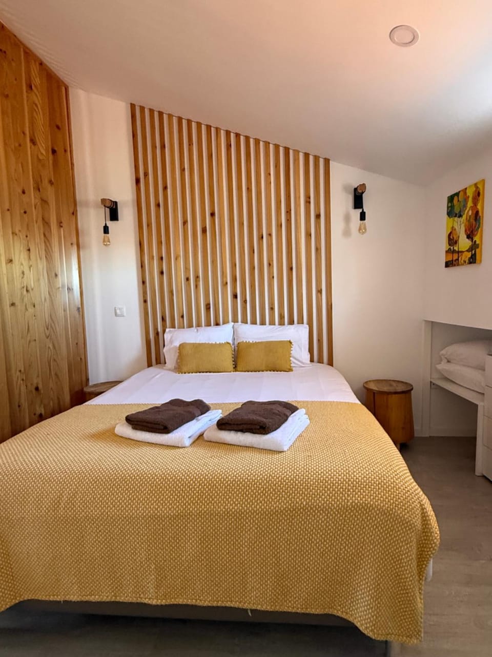 Bed, Decorative detail, Bedroom, towels