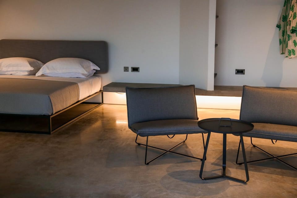 Bed, Seating area