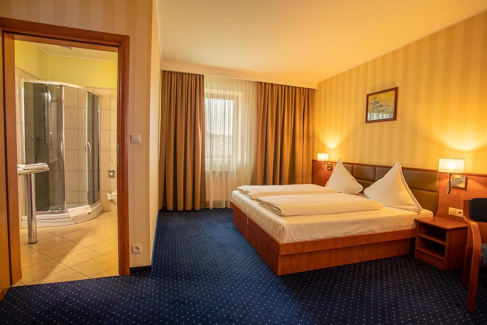 Shower, Bed, Bathroom, Photo of the whole room, Bedroom, towels