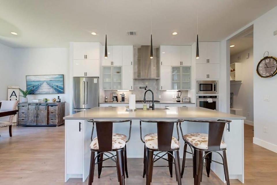 Coffee/tea facilities, Kitchen or kitchenette, oven, stove, toaster, kitchen