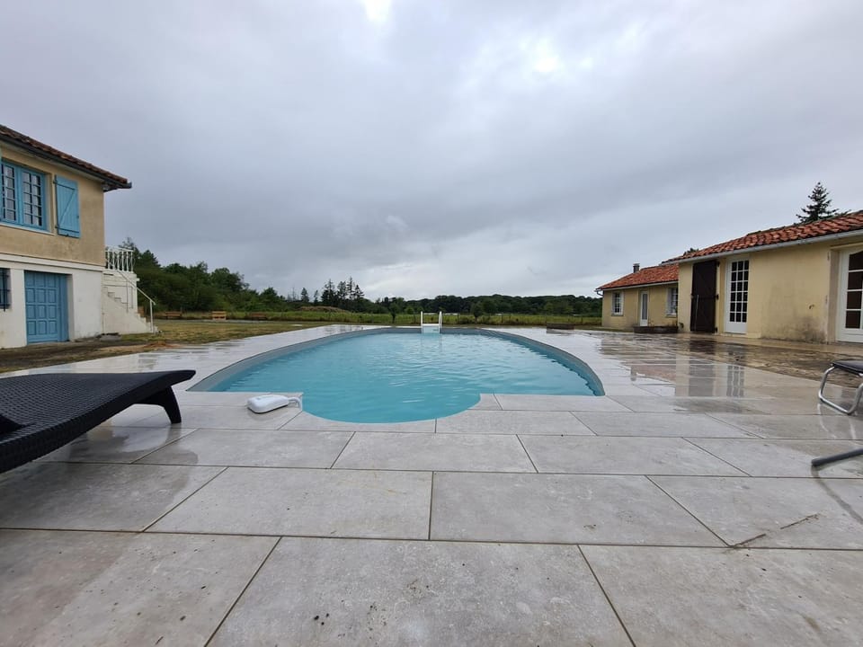 Escapade Nature : Maison et Lofts Privés avec Piscine, Étang de Pêche et Grandes Terrasses - FR-1-591-365 House in Centre-Val de Loire