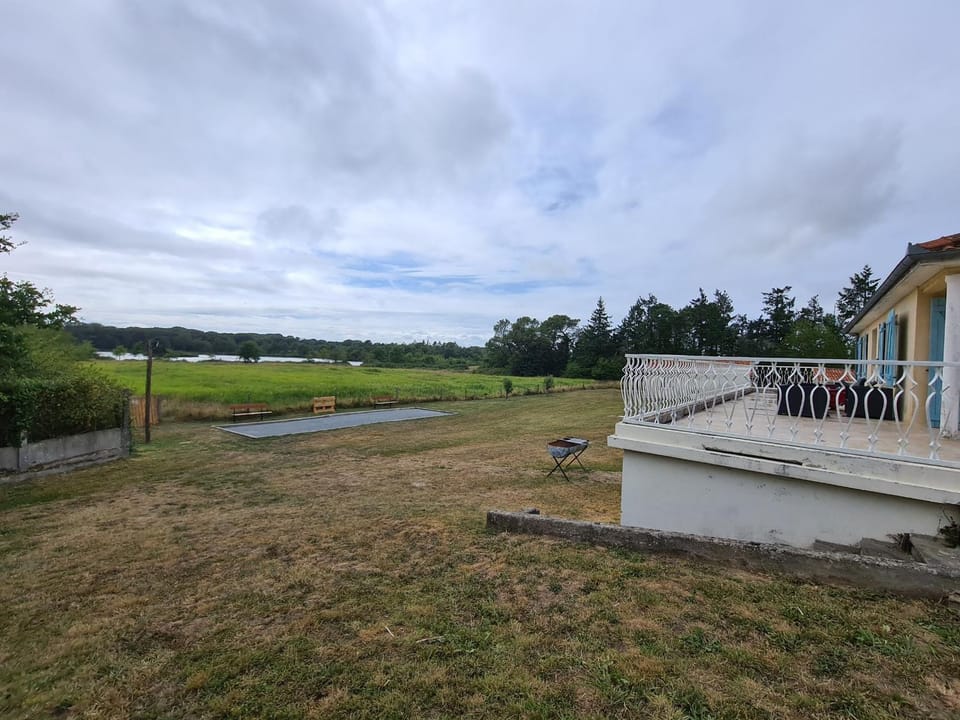 Escapade Nature : Maison et Lofts Privés avec Piscine, Étang de Pêche et Grandes Terrasses Country House in Centre-Val de Loire