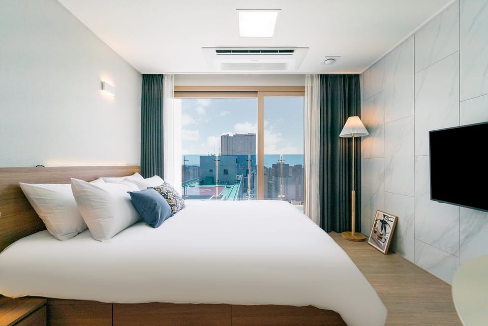 Bed, TV and multimedia, Coffee/tea facilities, View (from property/room), Kitchen or kitchenette, Bedroom, heating, microwave, wardrobe, washing machine, air conditioner