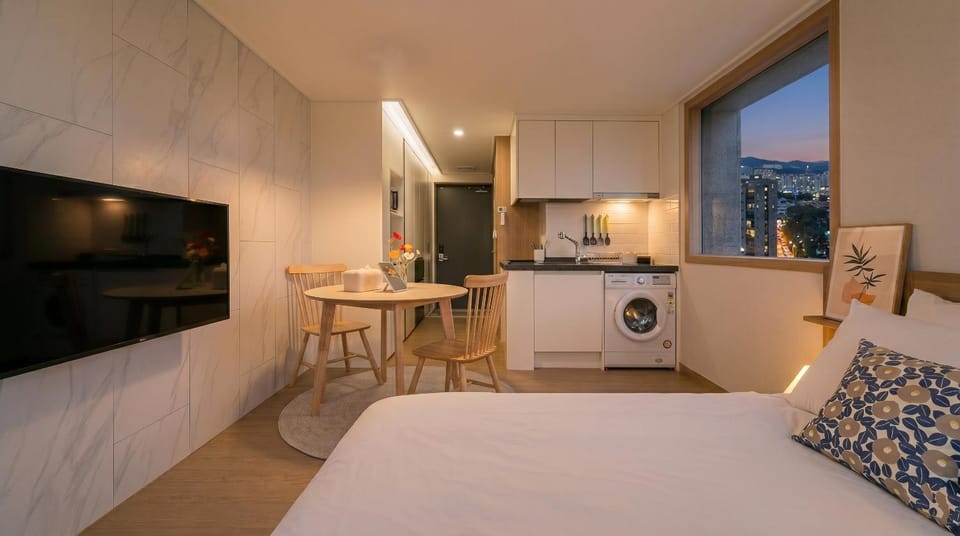 Bed, TV and multimedia, Kitchen or kitchenette, Living room, Seating area, Dining area, Bedroom, stove, washing machine