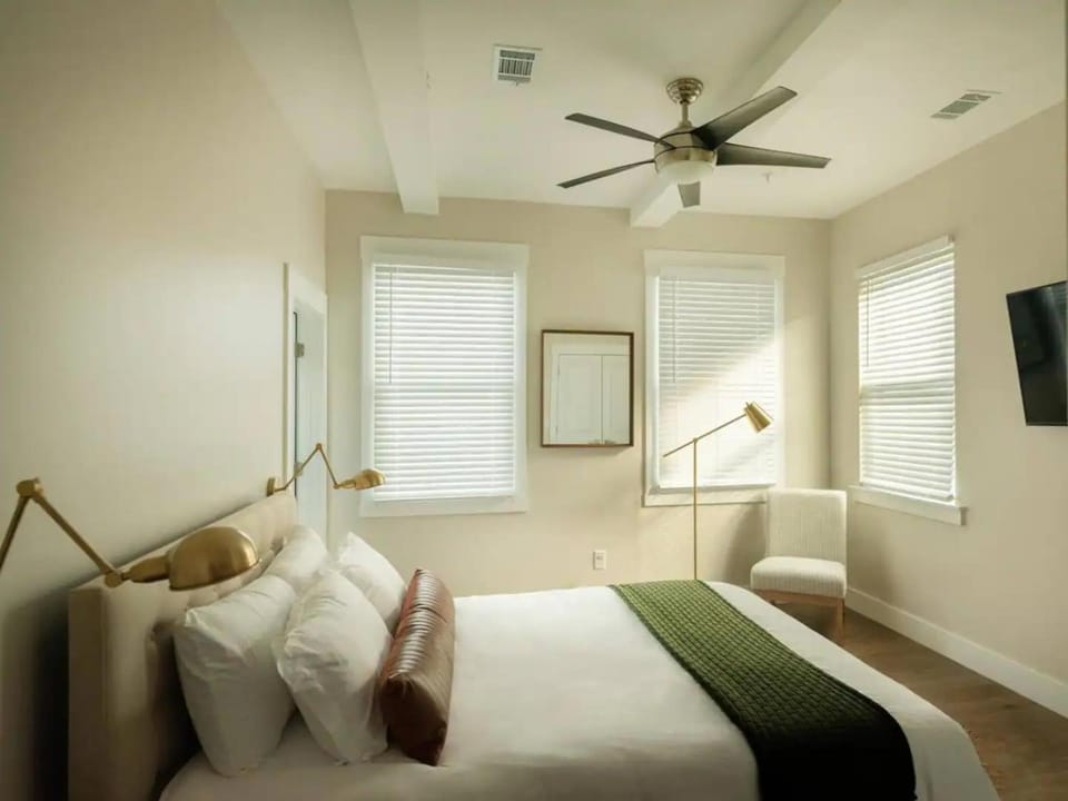 Bed, TV and multimedia, Bedroom