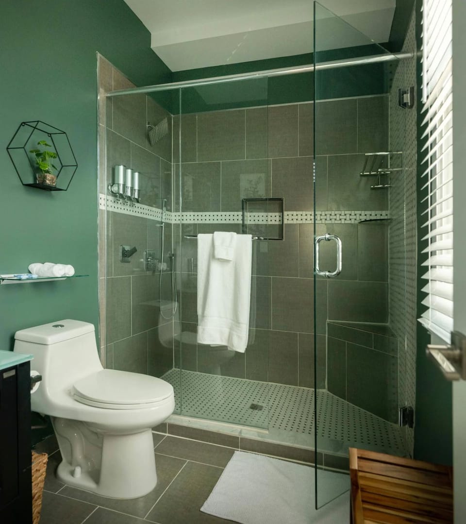 Shower, Toilet, Bathroom, towels