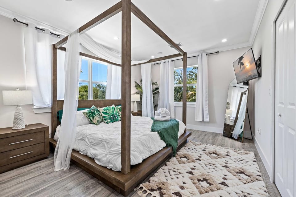Photo of the whole room, Bedroom