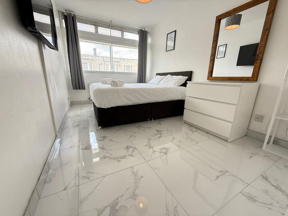 Queens Way Apartment in City of Westminster