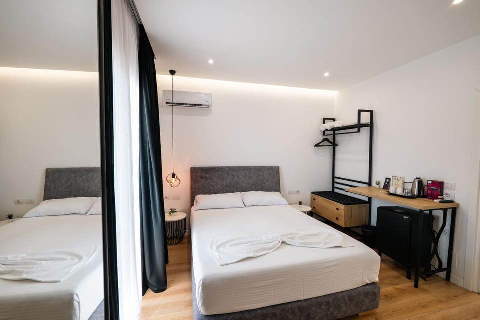 Bed, Photo of the whole room, towels, air conditioner