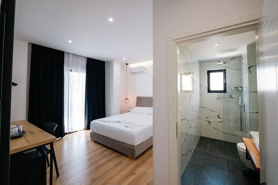 Shower, Bed, Bathroom, Bedroom, towels