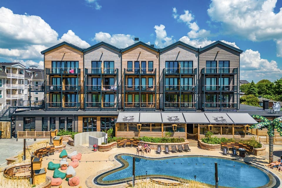 Property building, Day, Pool view, Swimming pool, Location