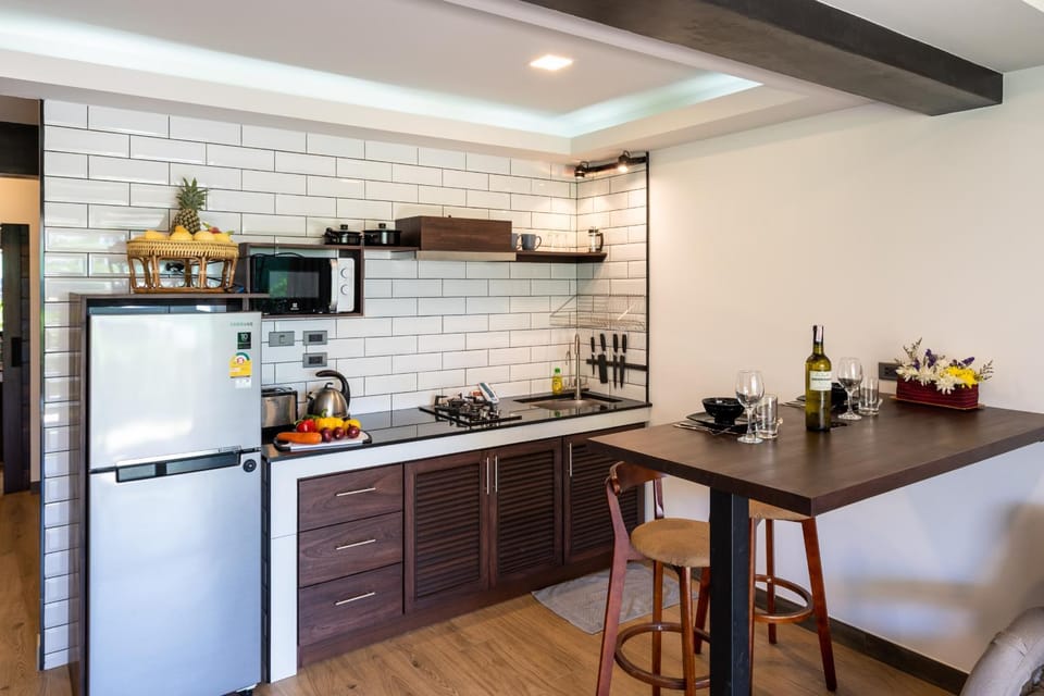 Kitchen or kitchenette, Dining area