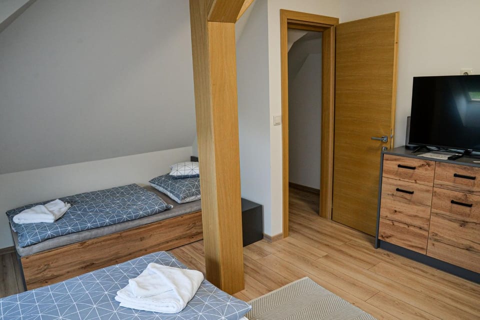 Bed, TV and multimedia, Photo of the whole room, Bedroom, wardrobe