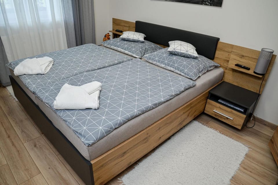 Bed, Photo of the whole room, Bedroom, towels
