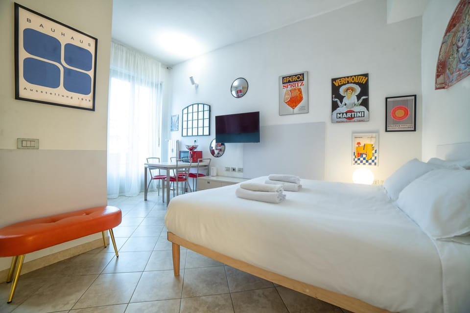 Bed, TV and multimedia, Dining area