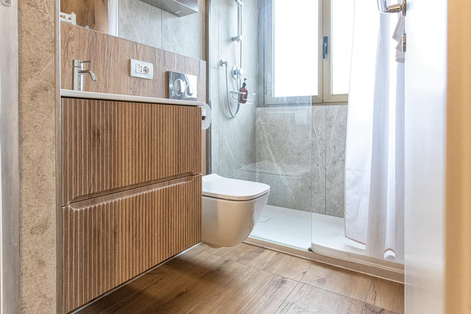 Shower, Toilet