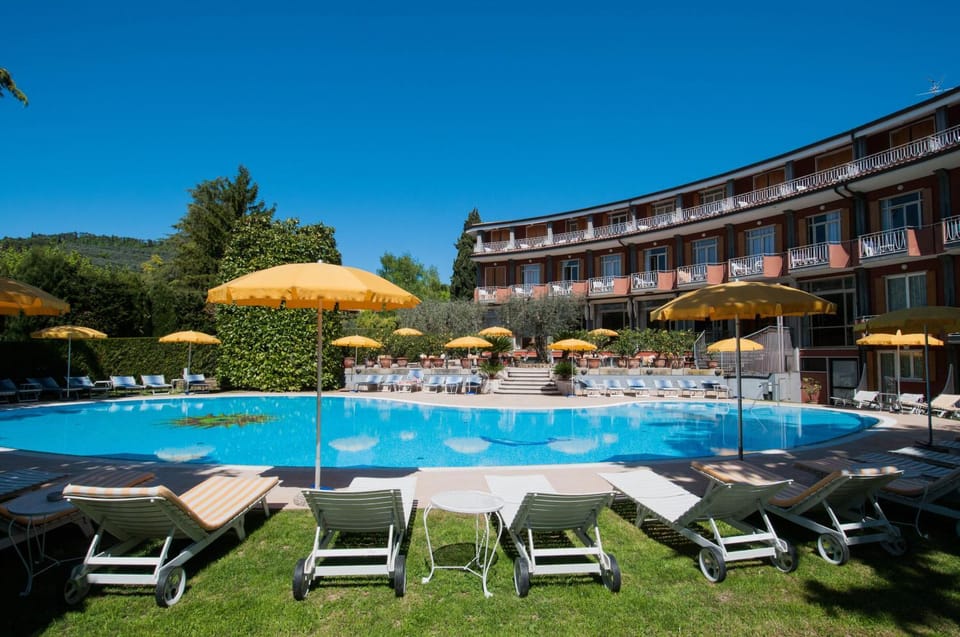 Property building, Day, Swimming pool