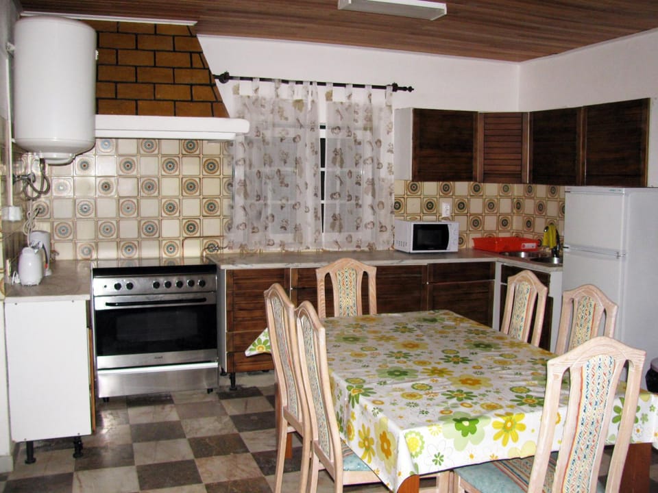 Dining area, Communal kitchen, oven, stove, toaster