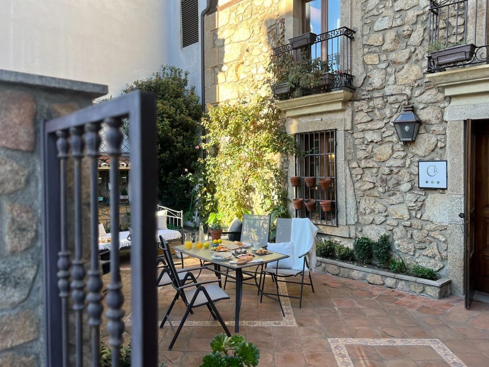 Property building, Patio, Day, Garden, Garden, Balcony/Terrace, Garden view