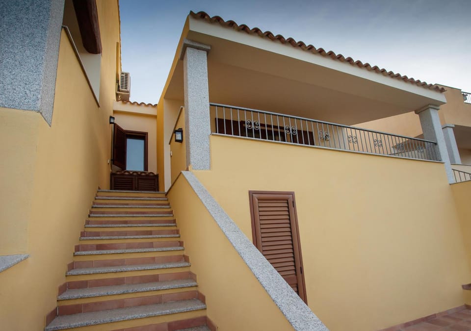 Property building, Facade/entrance, Balcony/Terrace