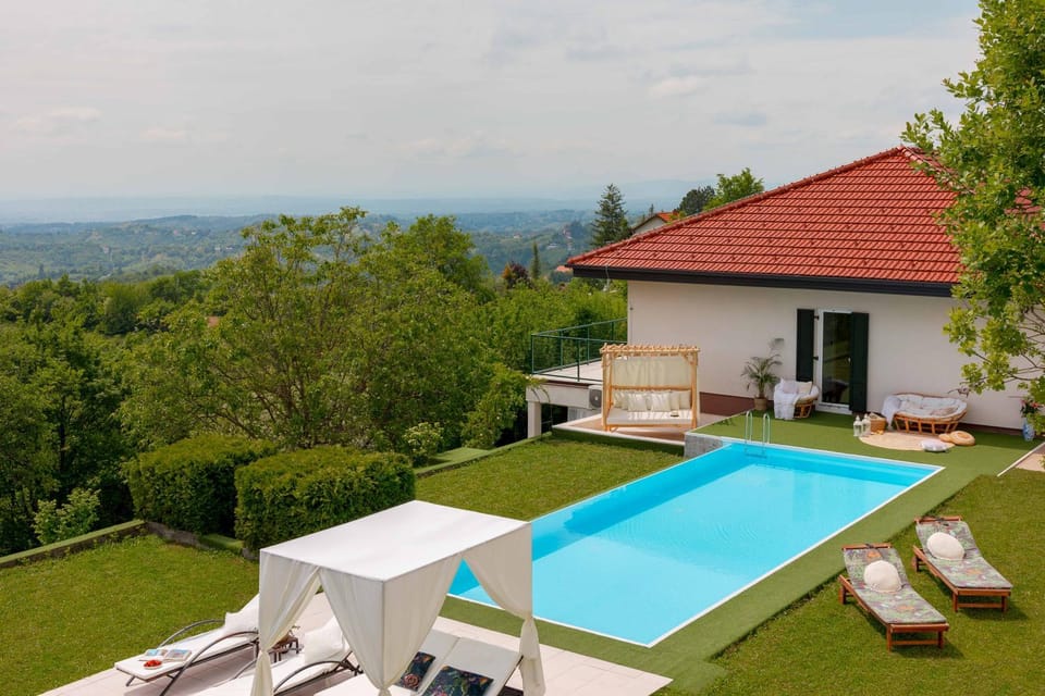 Property building, Day, Natural landscape, Garden, Garden view, Mountain view, Pool view, Swimming pool, sunbed