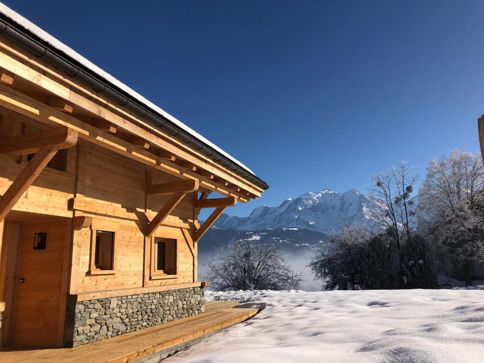 Chalet récent vue panoramique sur le MONT-BLANC Chalet in Combloux