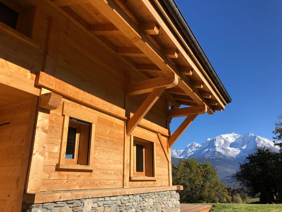 Chalet récent vue panoramique sur le MONT-BLANC Chalet in Combloux