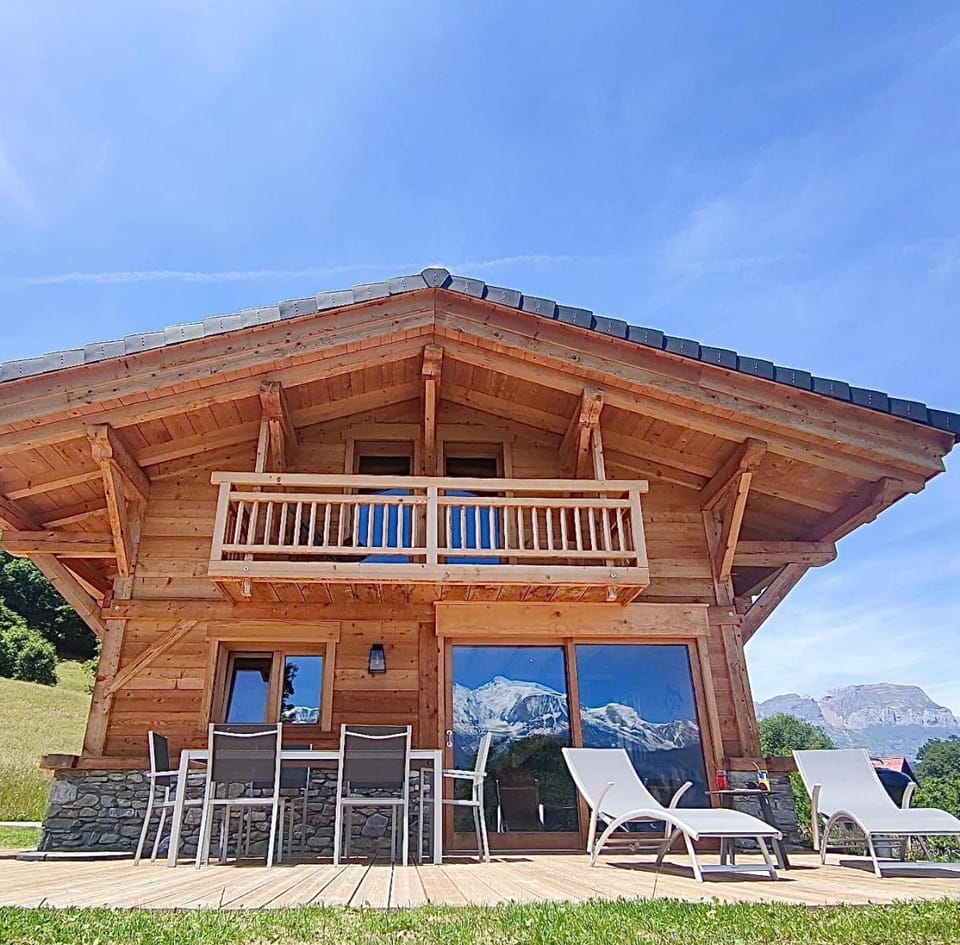 Chalet récent vue panoramique sur le MONT-BLANC Chalet in Combloux