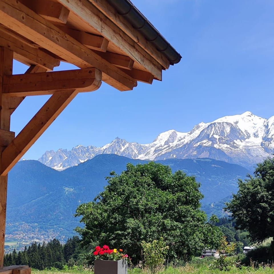 Chalet récent vue panoramique sur le MONT-BLANC Chalet in Combloux