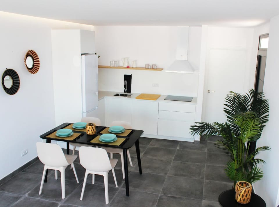 Kitchen or kitchenette, Dining area