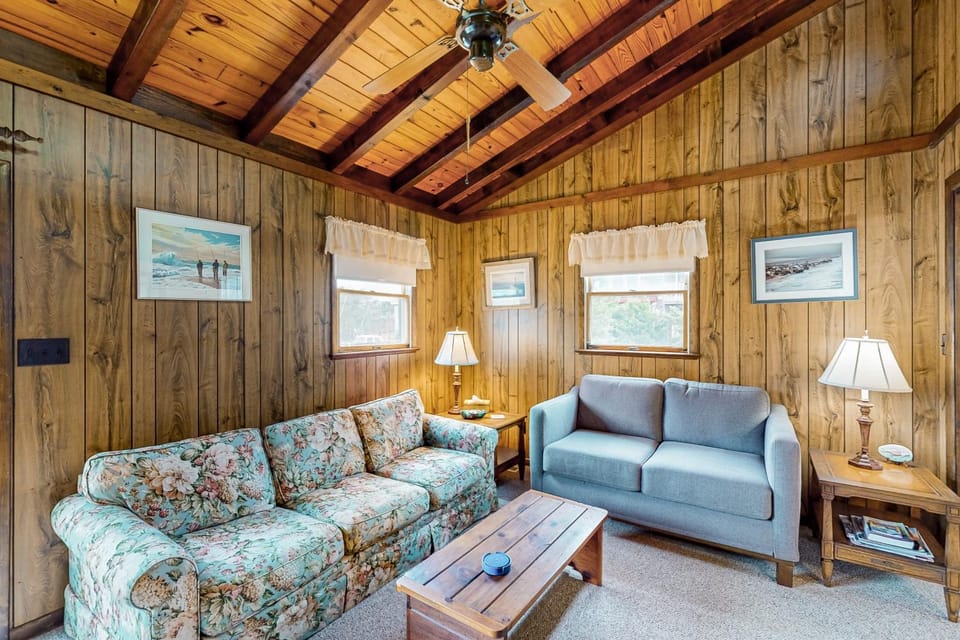 AVHC23 Beach Box House in Avon