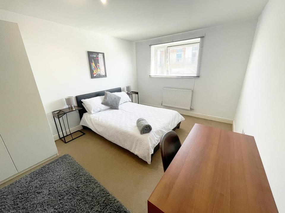 Travaal - 2 Bed Serviced Apartment Farnborough Apartment in Farnborough