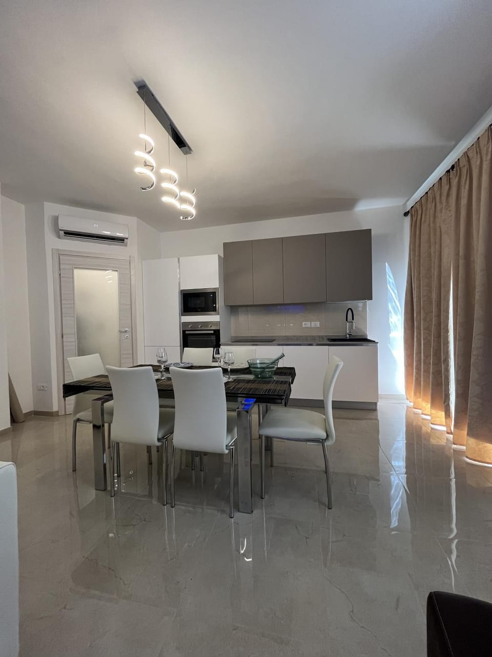 Kitchen or kitchenette, Dining area