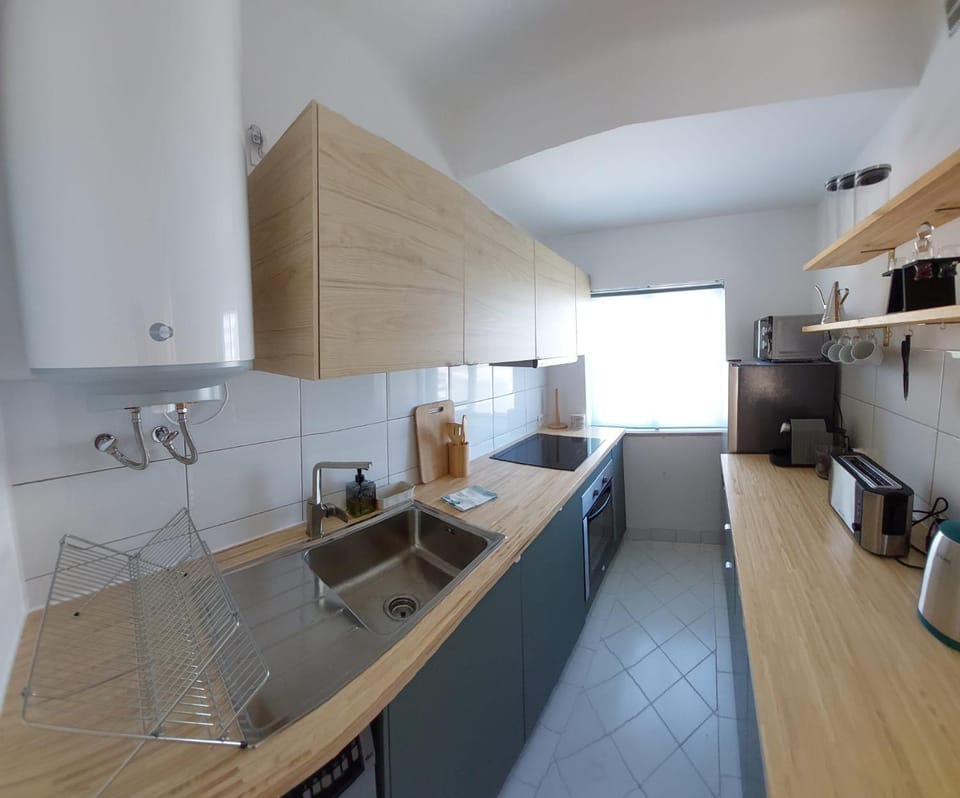 Coffee/tea facilities, Kitchen or kitchenette, dishwasher, oven, stove