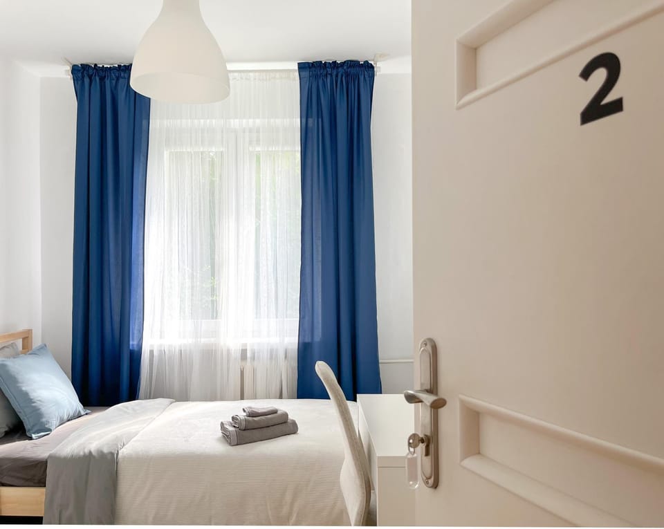 Bed, towels