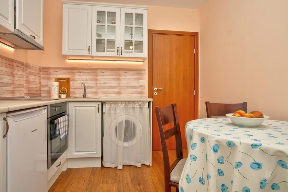 Kitchen or kitchenette, Dining area, oven, pet friendly, stove, toaster, washing machine