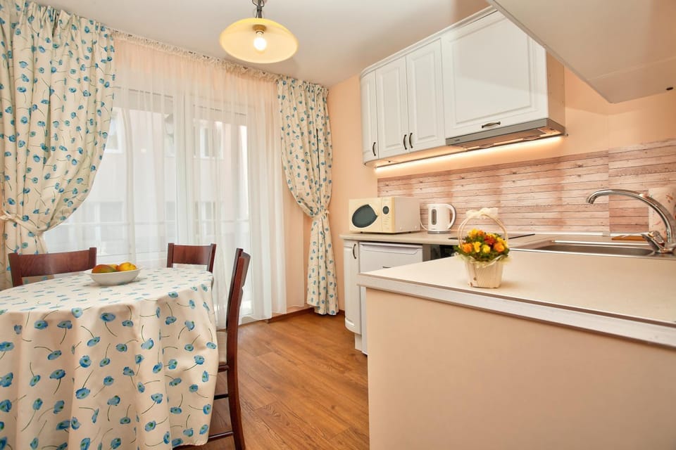 Kitchen or kitchenette, Dining area, microwave, stove