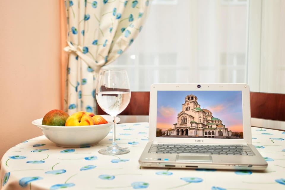 TV and multimedia, Food and drinks, Decorative detail, Dining area, Evening entertainment, Food
