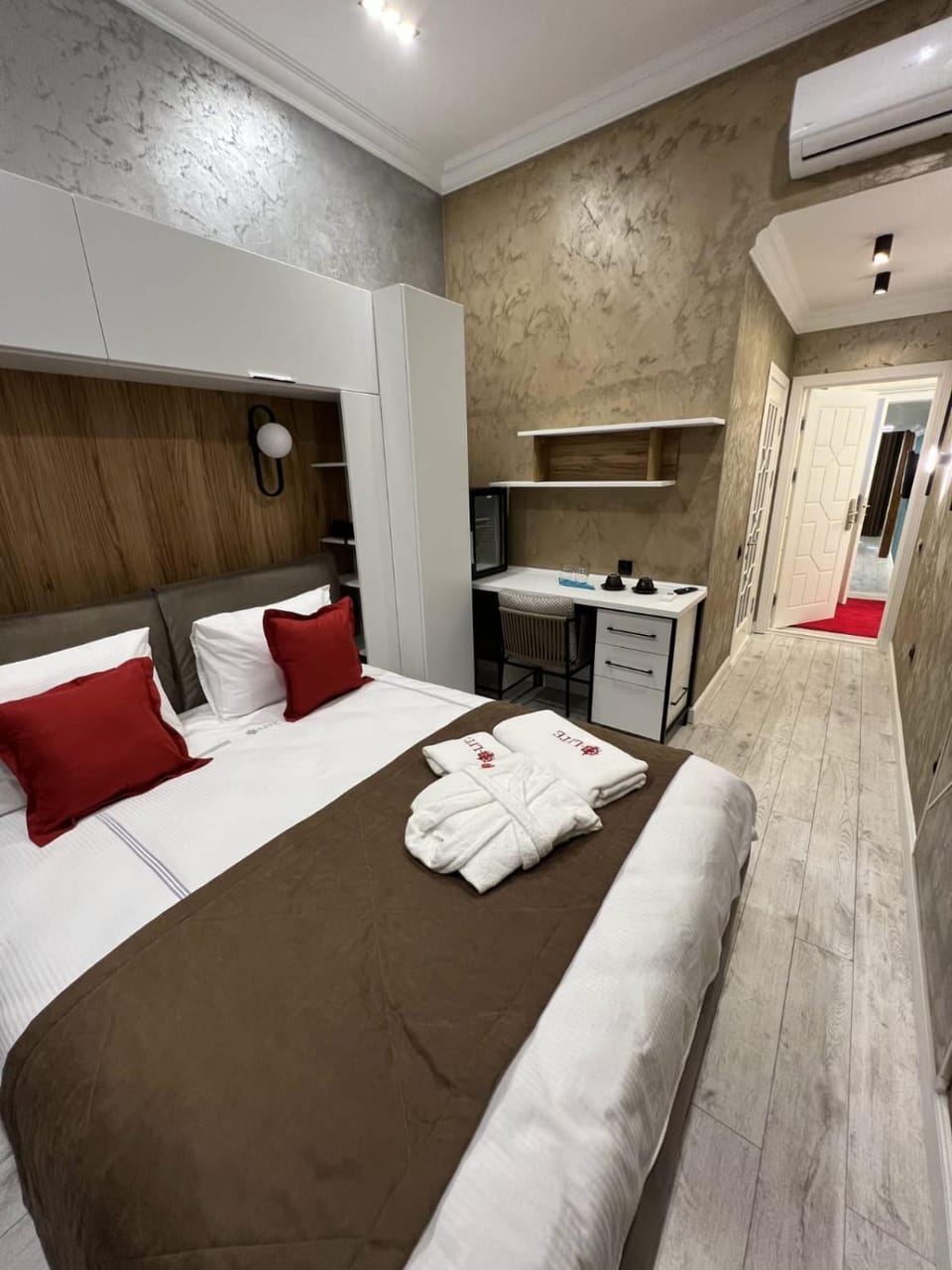Bed, Photo of the whole room, Bedroom