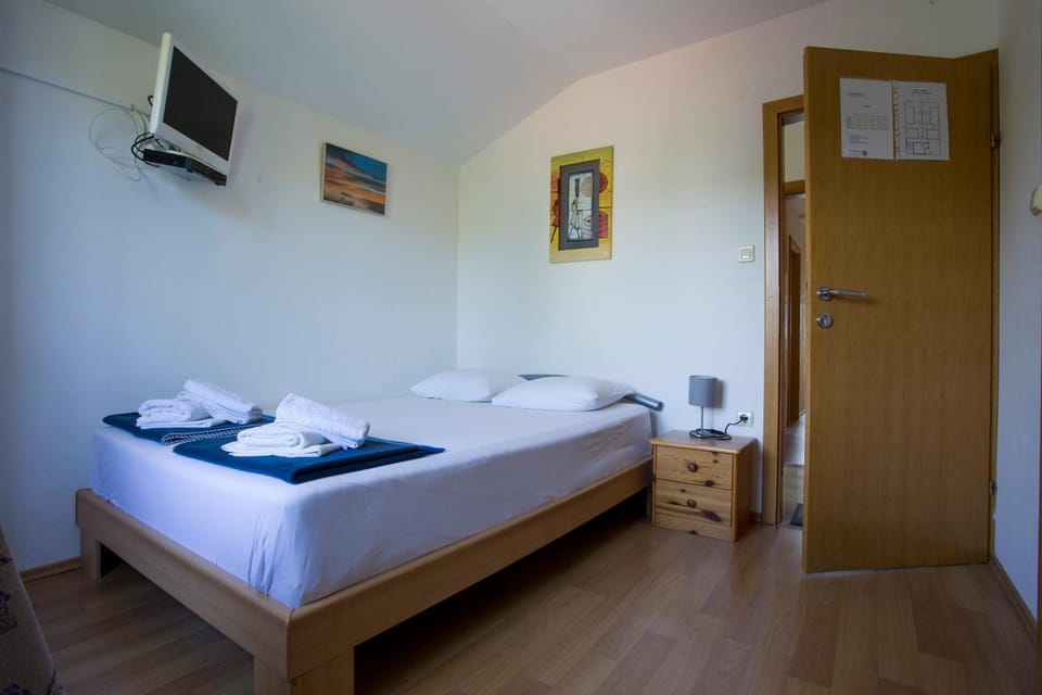 Bed, TV and multimedia, Photo of the whole room, Bedroom, towels