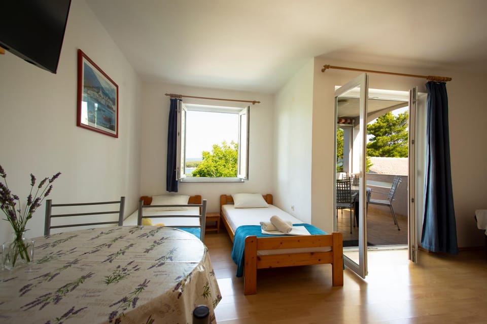 Communal lounge/ TV room, Bed, TV and multimedia, View (from property/room), Balcony/Terrace, Living room, Photo of the whole room, Seating area, Evening entertainment, Garden view, Sea view