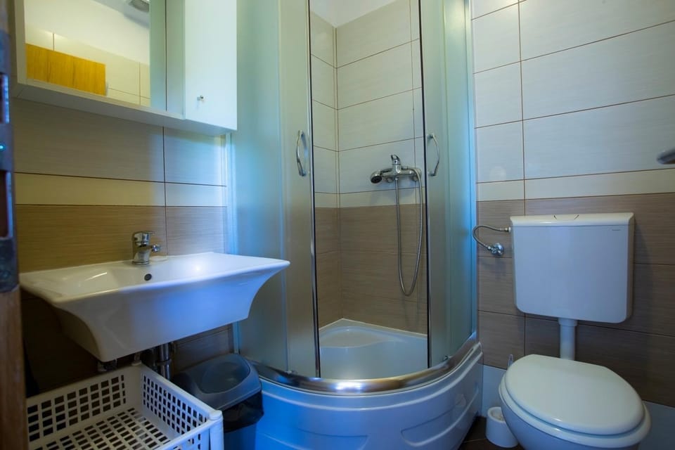Shower, Toilet, Bathroom, Bath, towels