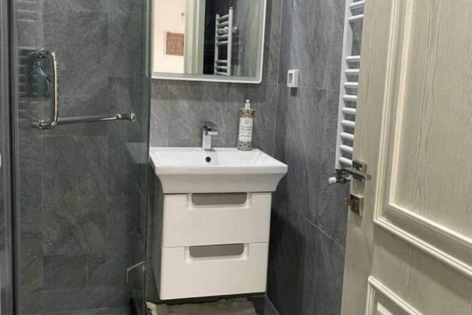 1 Bed Flat - Sleeps 2 - Parking - Wifi Apartment in Tunis