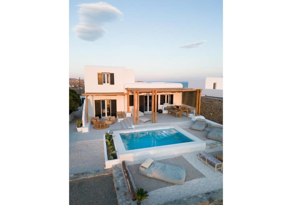 Property building, Day, Swimming pool, sunbed