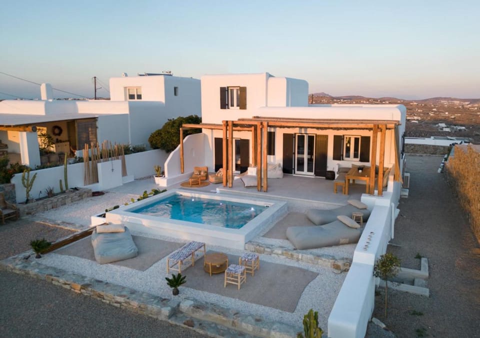 Property building, Day, Swimming pool, sunbed
