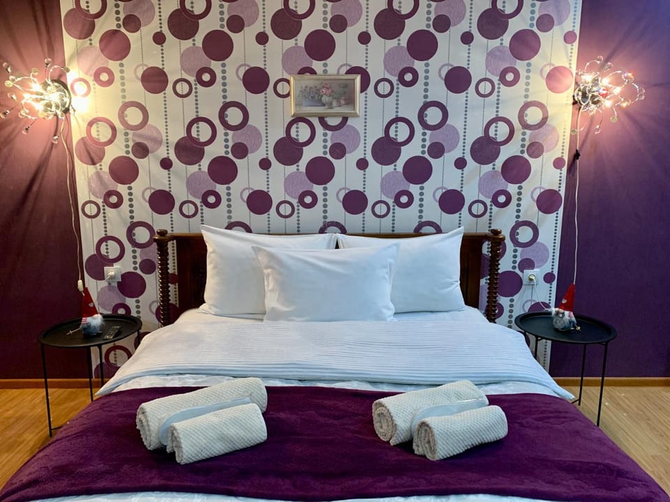 Bed, Bedroom, towels