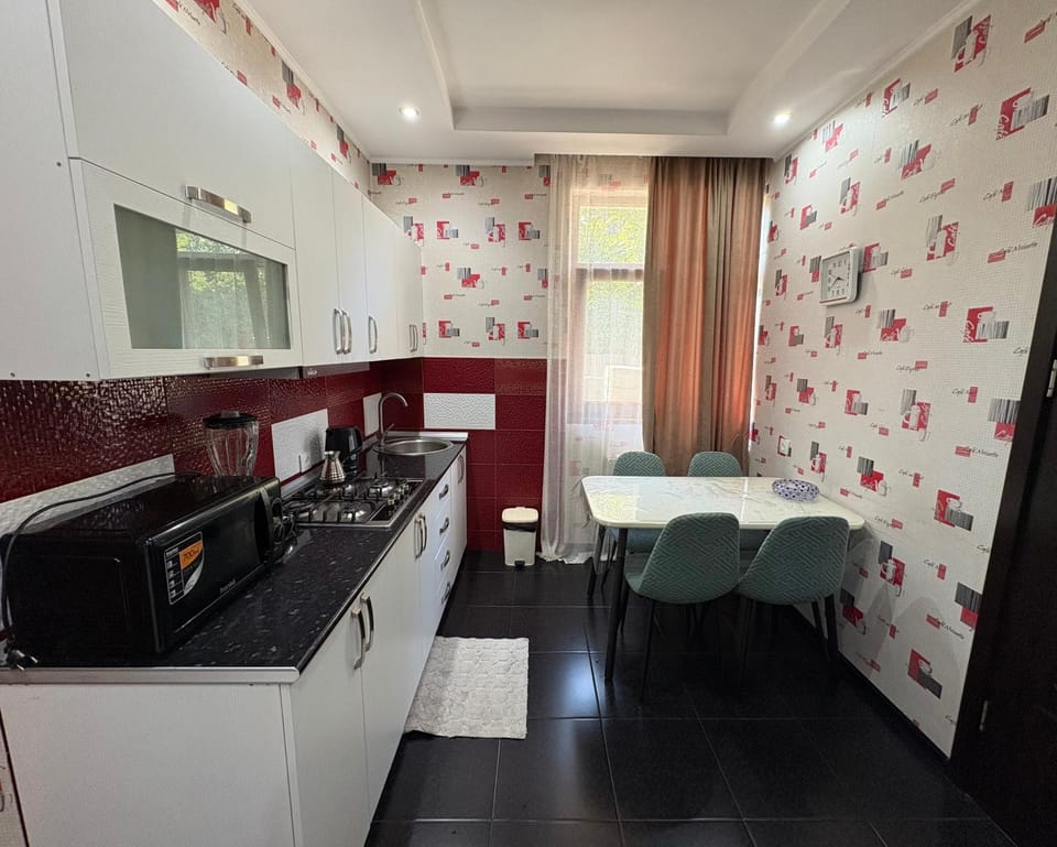 Coffee/tea facilities, Kitchen or kitchenette, Dining area, stove