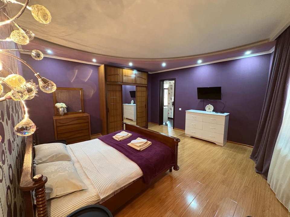 Bed, TV and multimedia, Bedroom