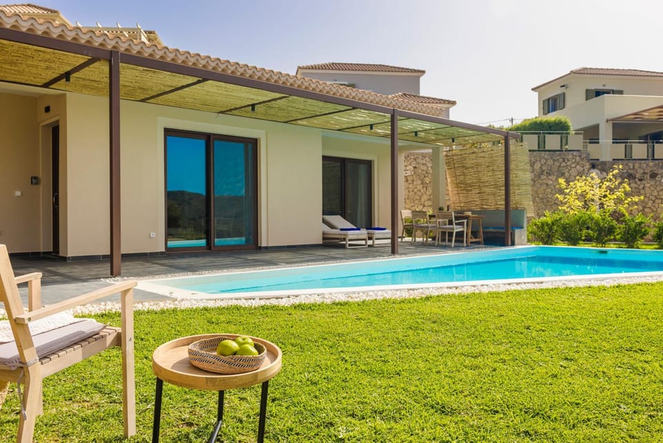 Property building, Patio, Garden view, Pool view, Swimming pool, sunbed